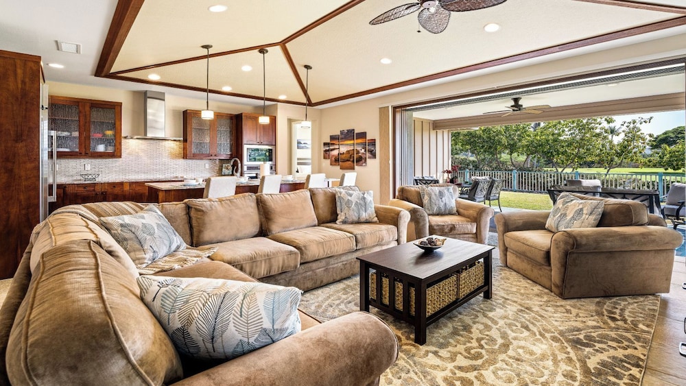 Private Yard and Outdoor Area - AC & Shared Pool - Golf Views - Vrkcv