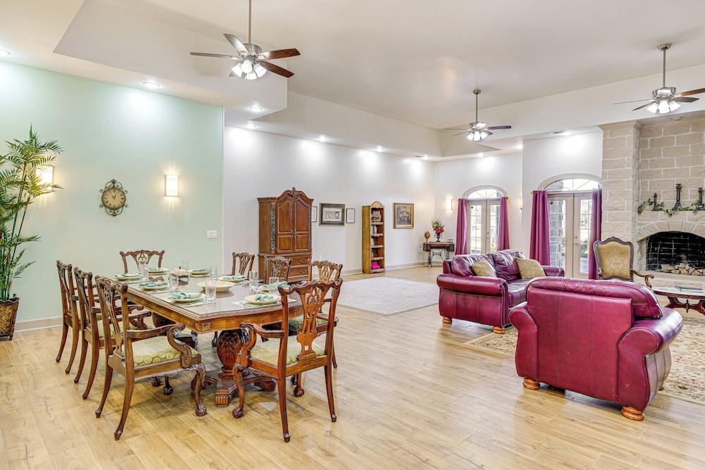 Golfer's Paradise: Meadow Lakes Manor Retreat!
