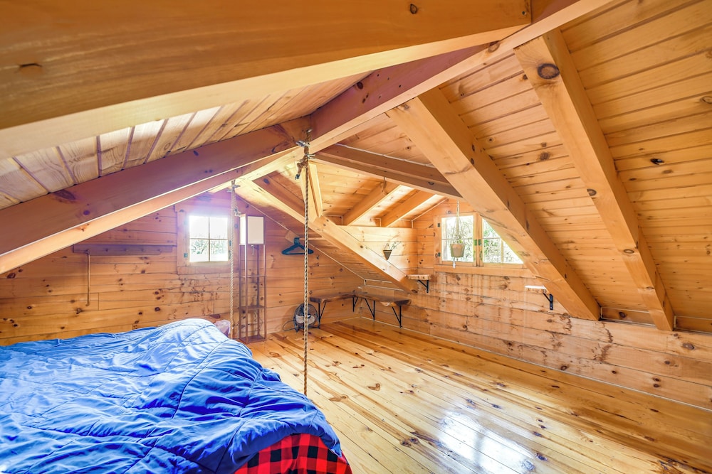 Bellevue Log Cabin w/ Gas Grill & Creek Access