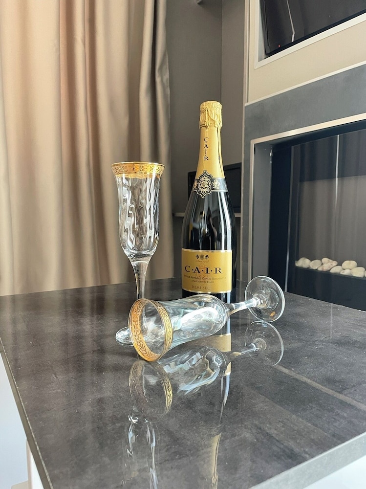 LUXSUITES