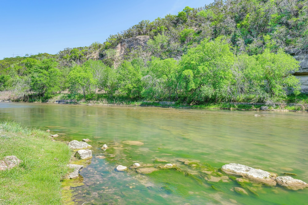 'rio Vista' Condo: Direct Guadalupe River Access!