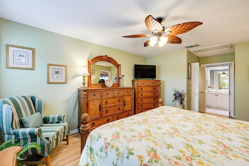 Extended Stay in Estero: Townhome w/ Lake Views!
