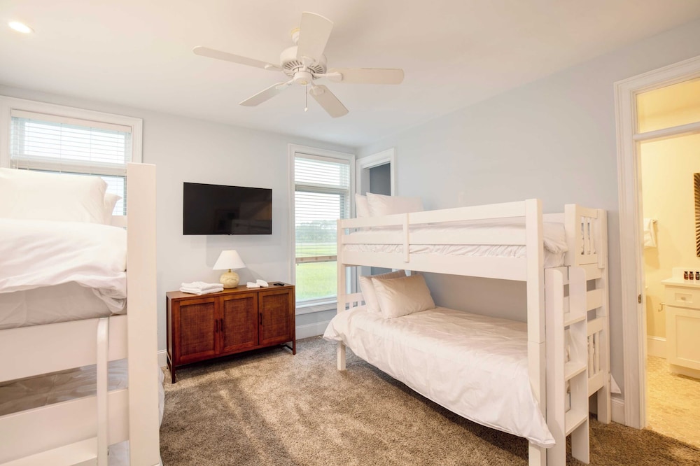 Sleeps 38 2 Homes, Steps to the Beach, Private Pool + Hottub, Game Room, Views