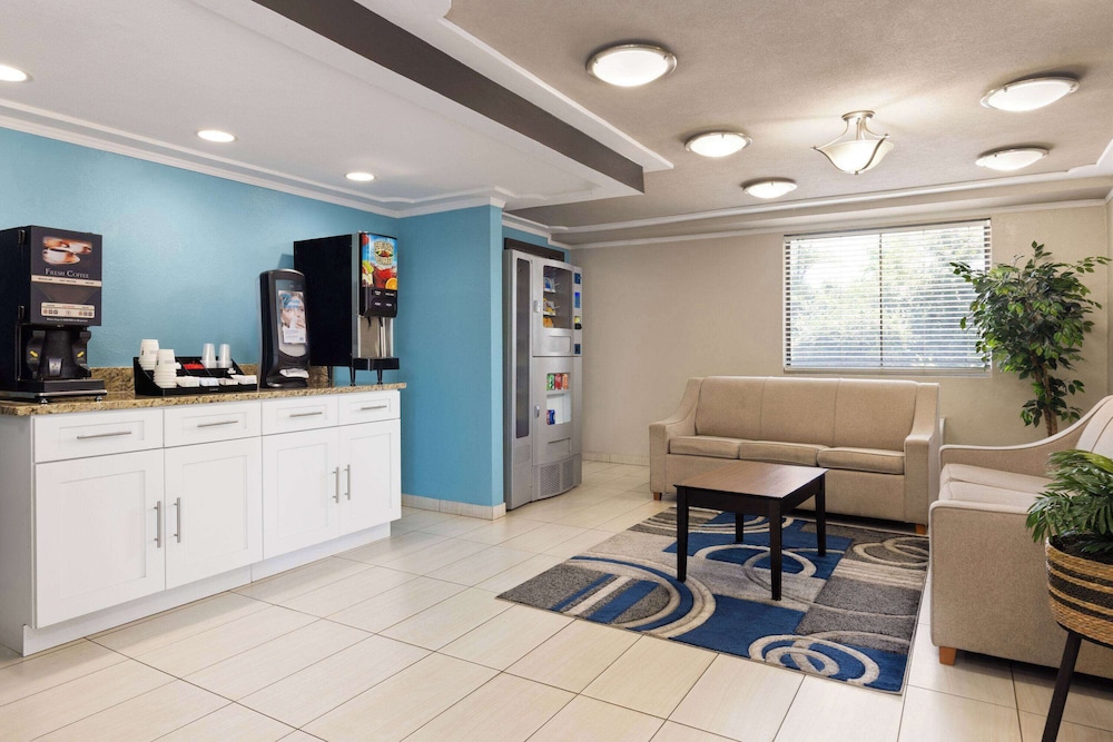 Days Inn & Suites by Wyndham Indianapolis Airport East view 4