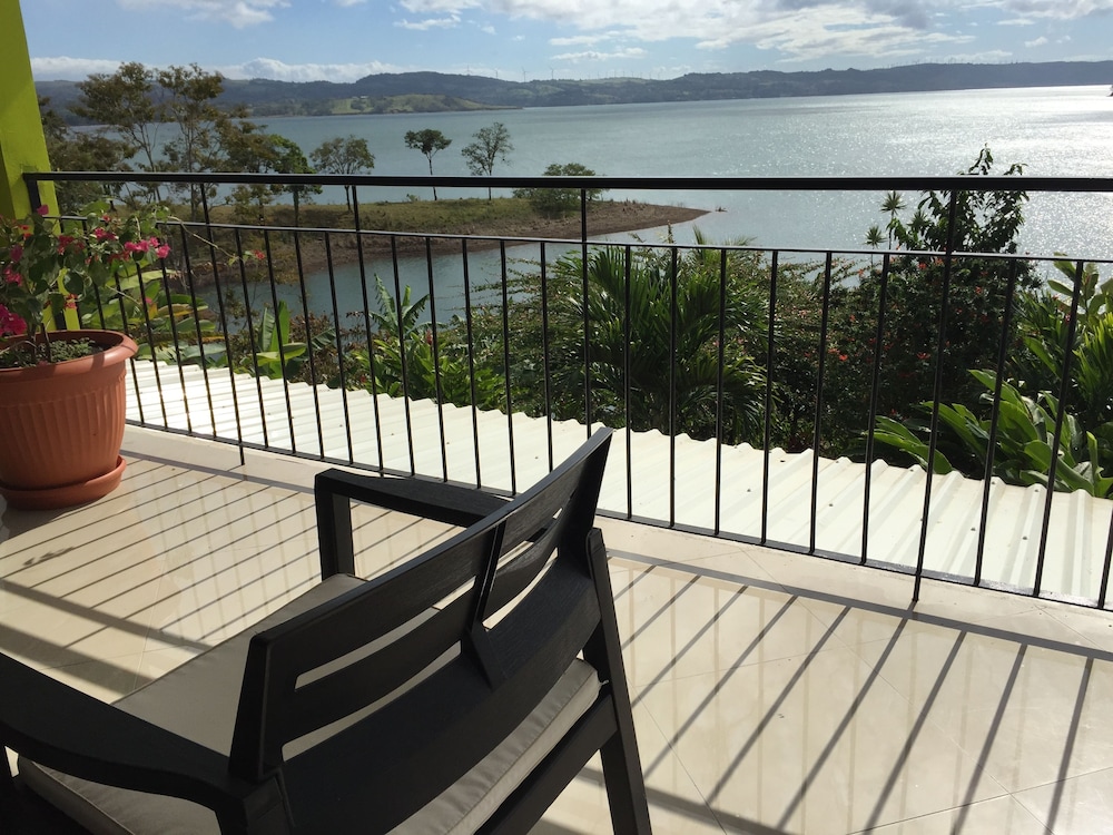 BlueBay Bugenvil Lake Lodge