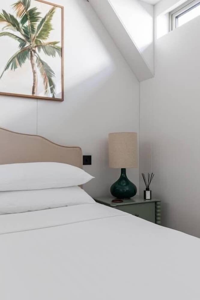 Cheyne Walk Houseboat by Onefinestay
