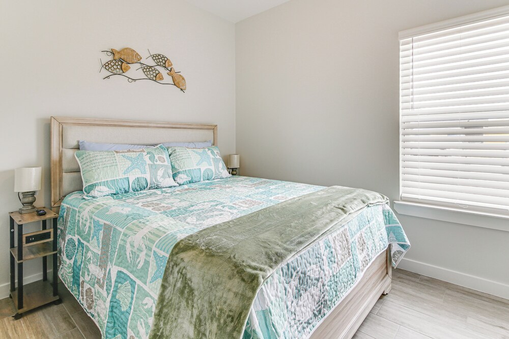 8 Mi to South Padre Island: Coastal Retreat!
