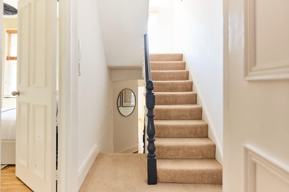 The Waterlow Park Wonder - Trendy 2bdr With Study Room and Patio
