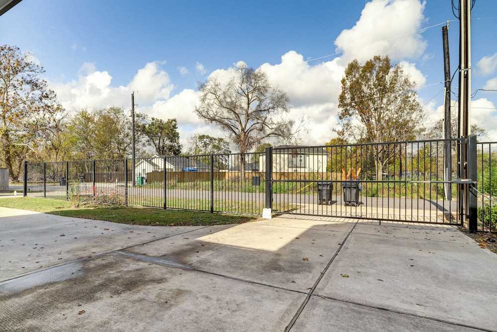 9 Mi to Downtown Houston: Spacious Group Getaway