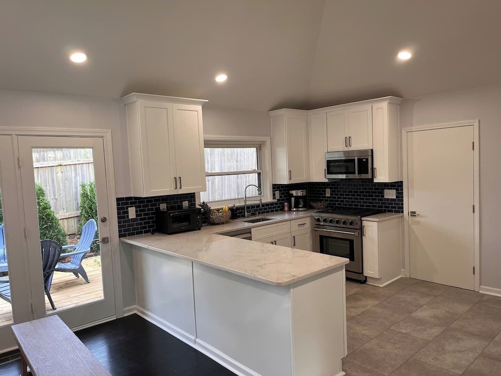 Stylish Comfort Modern Chef Kitchen 4 BR 2 Baths