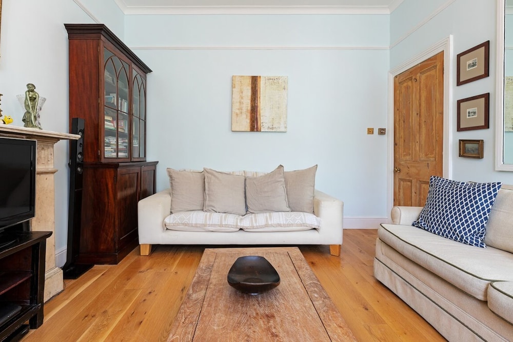 Gorgeous 1 Bedroom in Earl's Court With Vintage Furniture