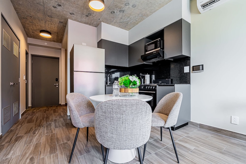 w Splendid 1BR in the Heart of Centriqo