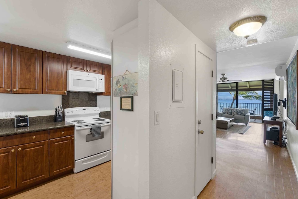 Lauloa 410 - Top Floor, Oceanfront Lanai, Molokini & Halaeakala Views, Split A/C