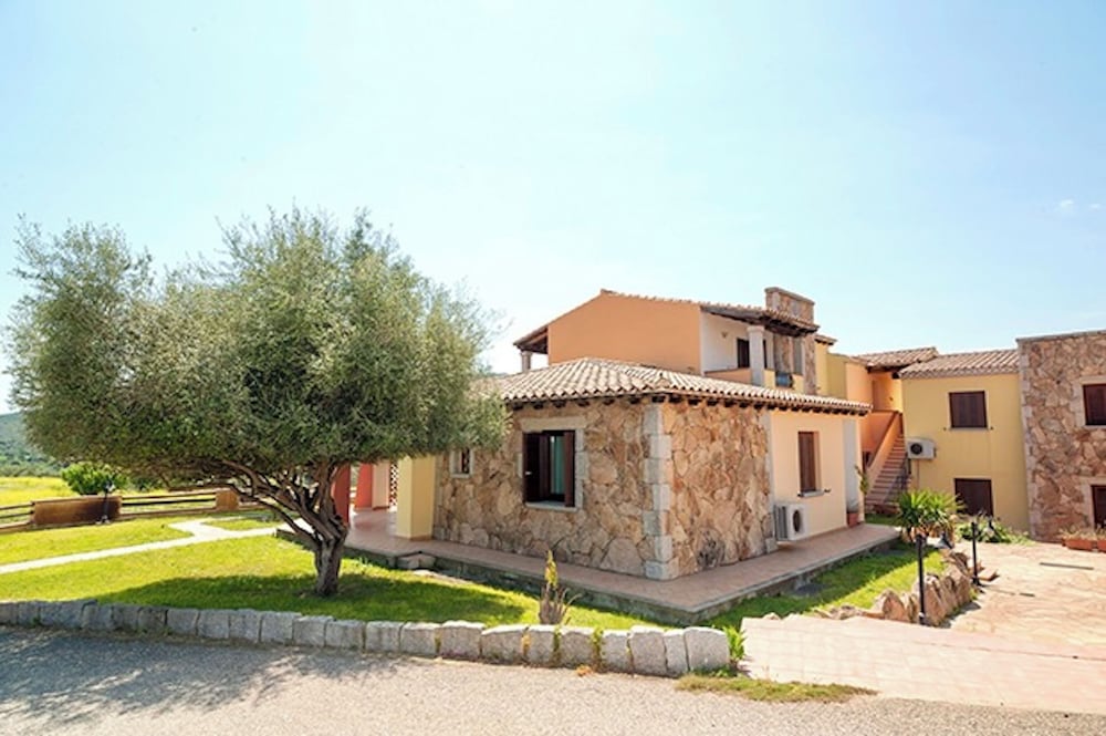 Residence with swimming pool near Budoni