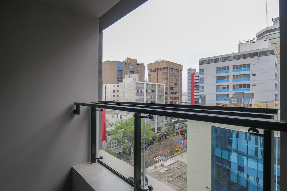w Beautiful 2BR w Balcony in Miraflores