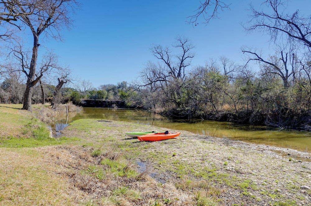 On-site River Access: Fishing Retreat in Granbury!