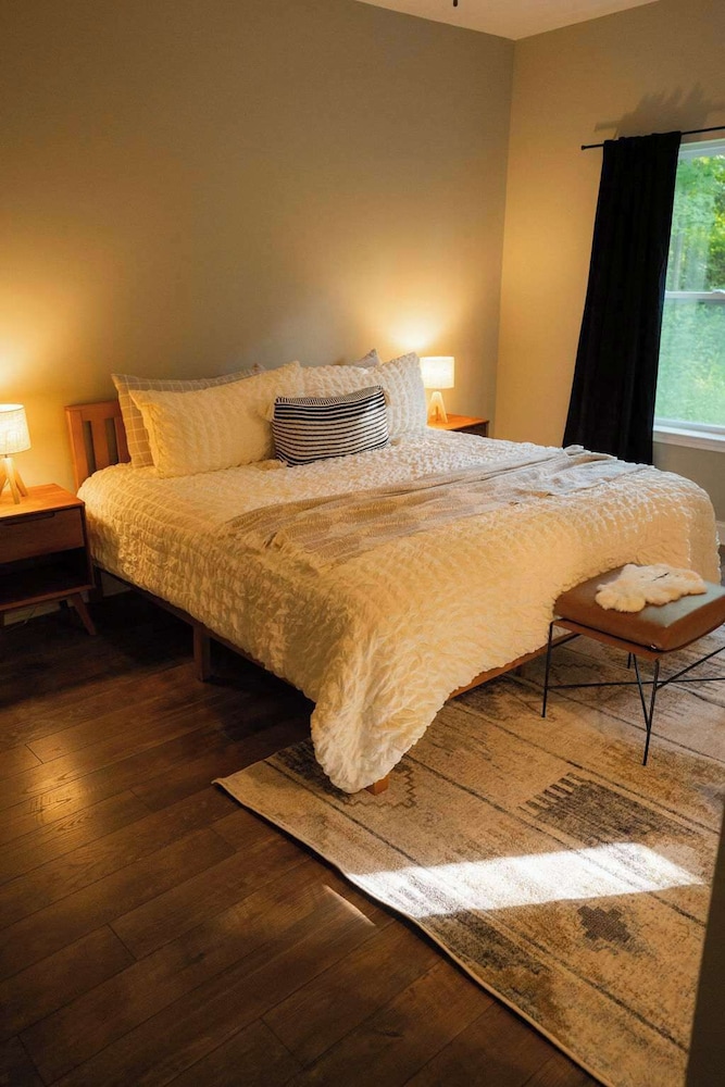Modern 2 BD Cabin With hot tub & Games & Central Loc