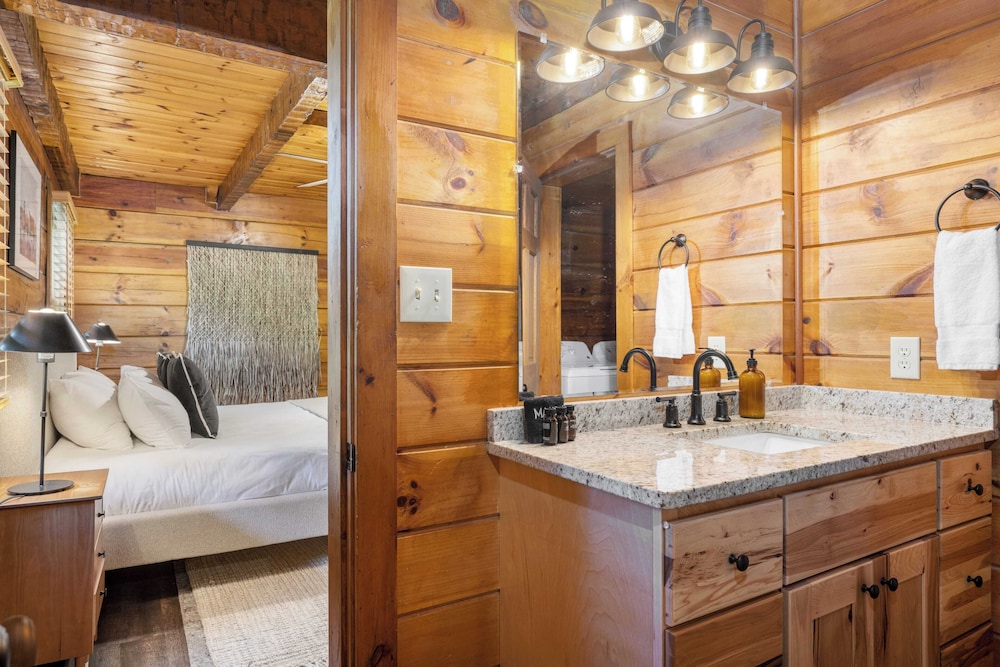 Sleeps 20 3 Cabins w/ Hot Tubs, Game Room, Fire Pit Dudley Trio by Avantstay