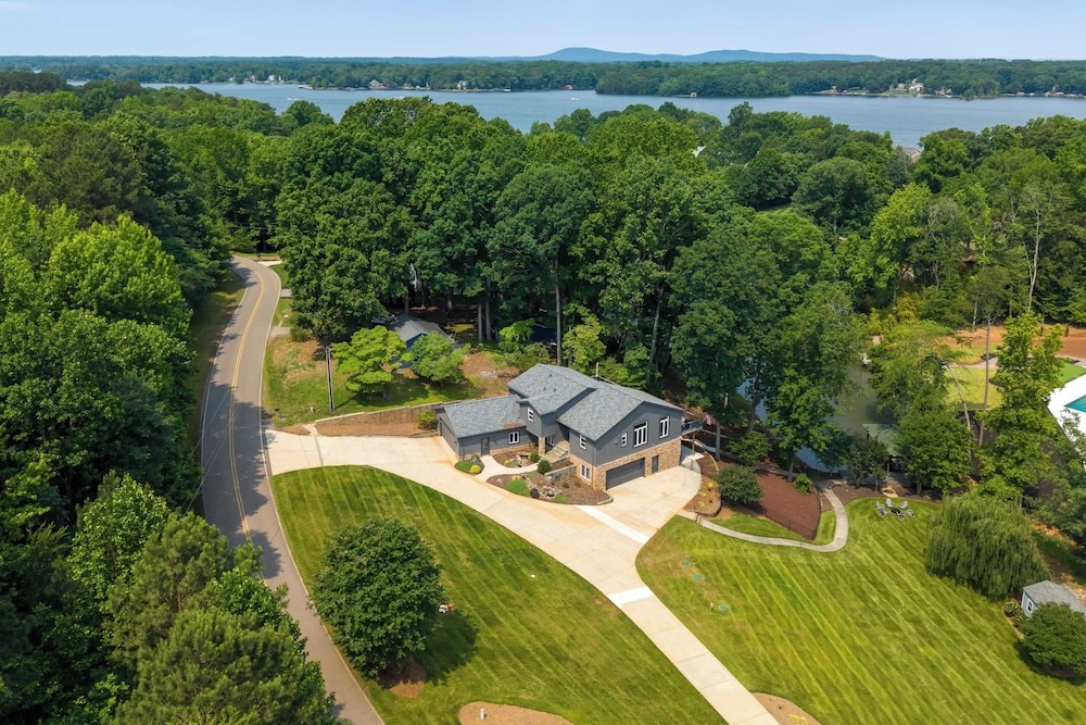 Cove's End by Avantstay Dock, Game Room, Fire Pit & Forest Views