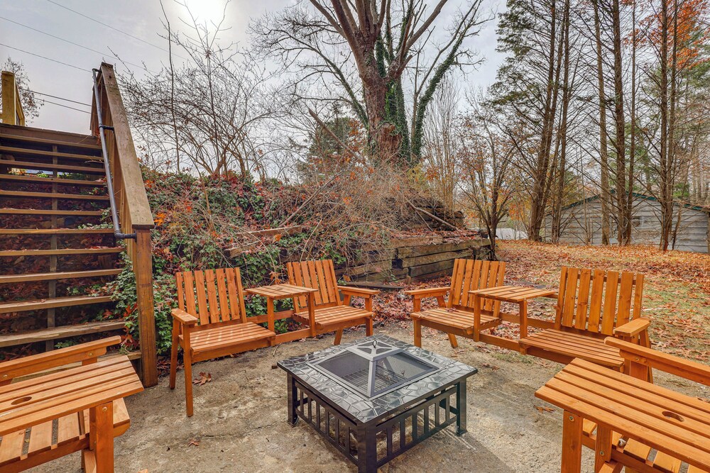 Family-friendly Cabin w/ Hot Tub in Gatlinburg!