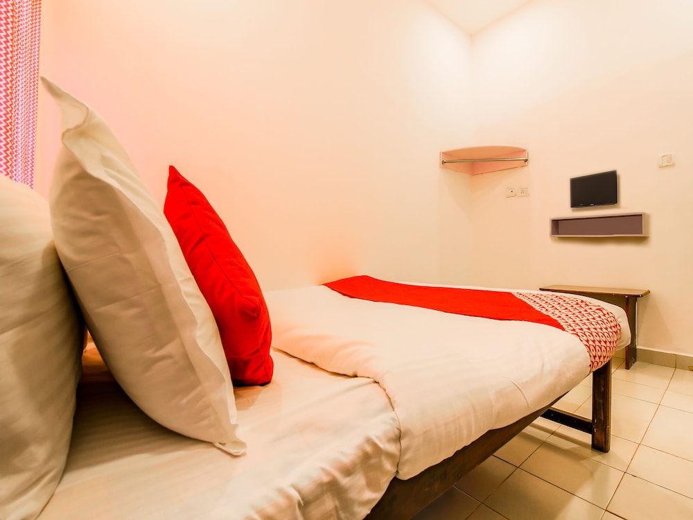 OYO 22056 Arambol Plaza Beach Resort view 3