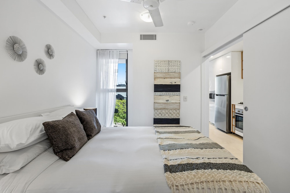 Stellar Location With Parking, Pool & Gym Access