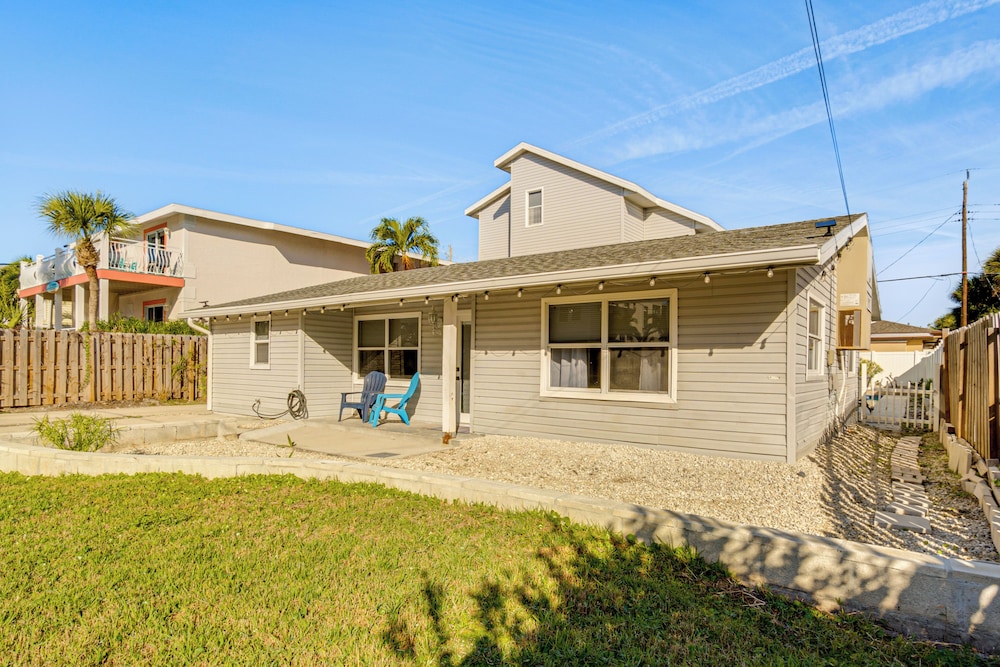 Unwind Poolside + Walk to Beach! Sarasota Retreat