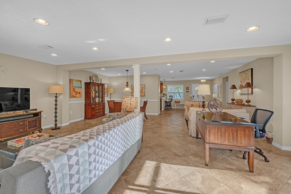 Comfy Home W/ Heated Pool Near Siesta Key Beach 2 Bedroom Home