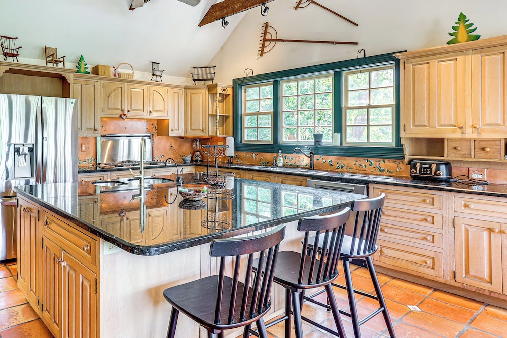8 Mi to Reading: Spacious Farmhouse Retreat!