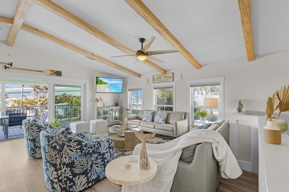 265 Beautiful Canal Front Pool Home 3 Bedroom Home