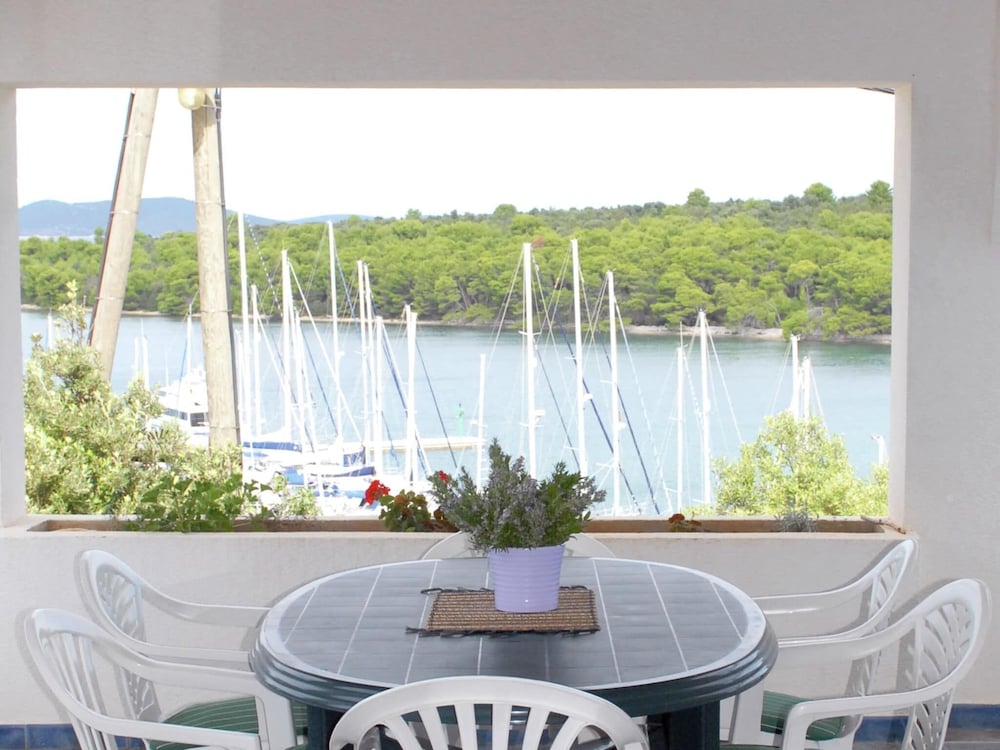 Holiday Home in Veli Rat Near Saharun