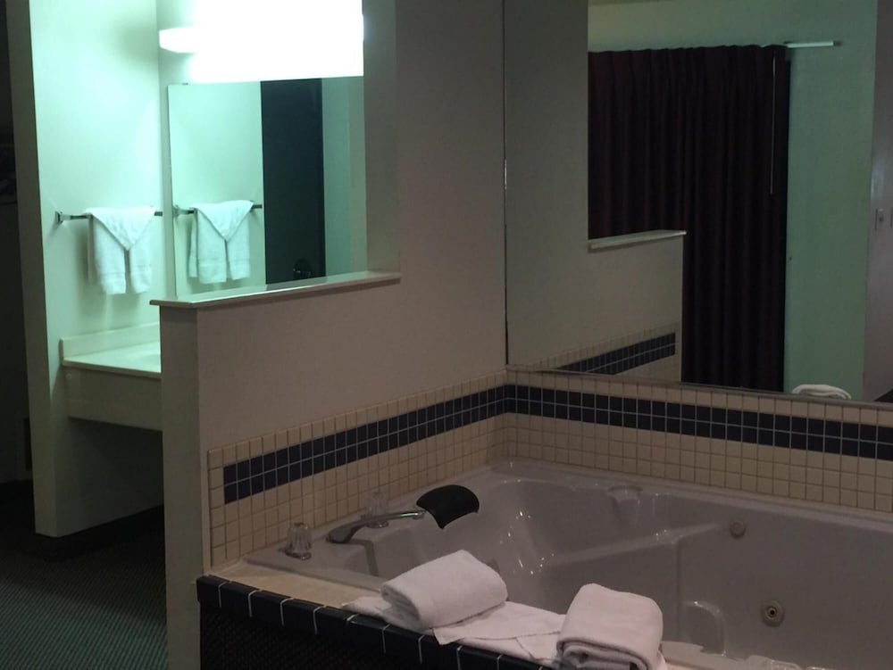Capital O Amerihost Inn and Suites Fulton Hwy 54 MO
