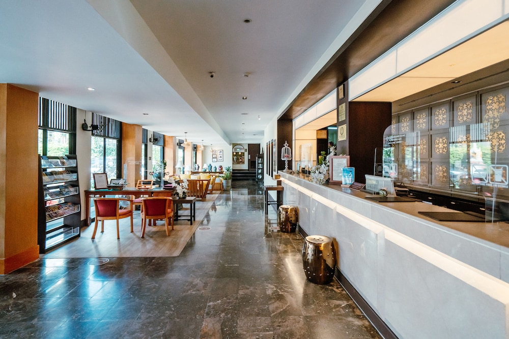 Sawaddi Patong Resort & Spa by Tolani — 12