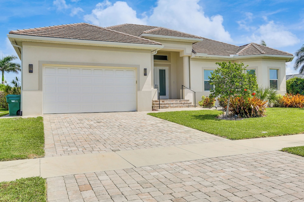 1/2 Mi to Beach: Poolside Oasis on Marco Island!