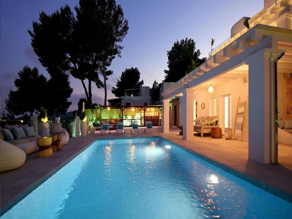 Magnificent Villa With Heated Pool