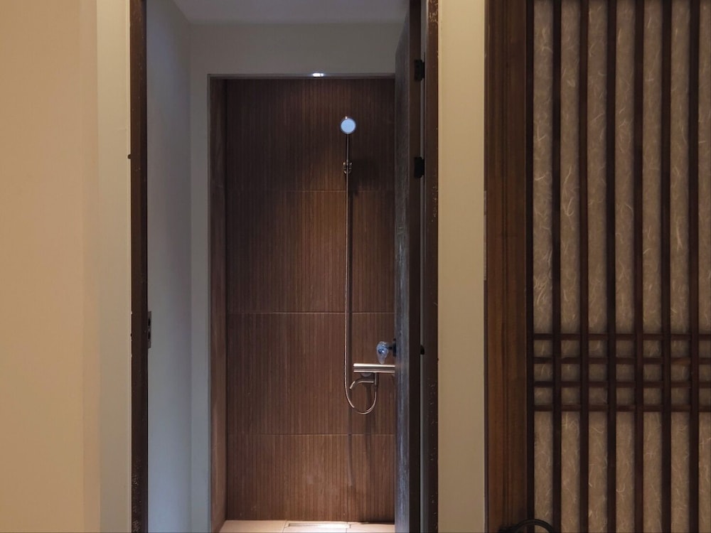 82 Capsule Hotel