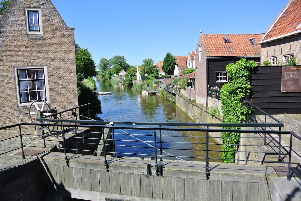 Charming Chalet in Goedereede With Open Area view 4