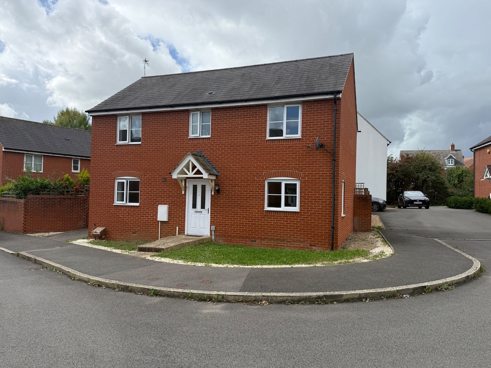 Charming Aylesbury Retreat With 4 Bedrooms