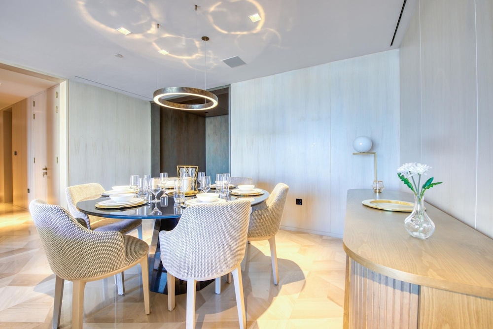 Vibrant Getaway in a Classy Five Palm Jumeirah Apt