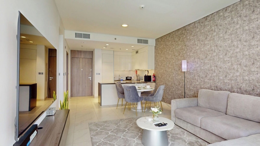 PVH - Lagoon View 1BR District One Res 4