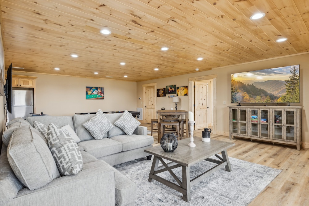 Robeson Hood Lodge 4 Bedroom Home