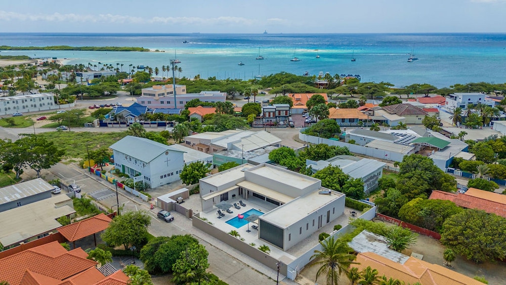 New Designer Villa King Beds Pool Near Beach