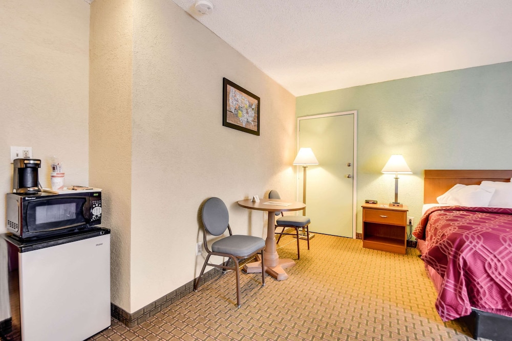Tampa Vacations - Econo Lodge Busch Gardens - Property Image 17