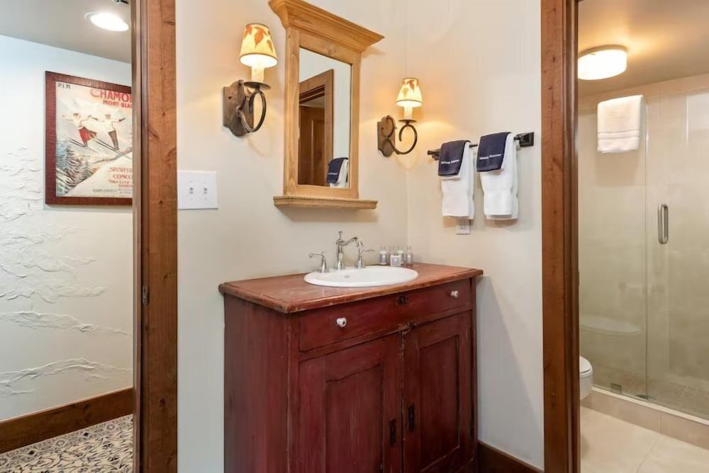 Modern 2 Bedroom Condo at the Base of Vail Mountain Next to Gondola One
