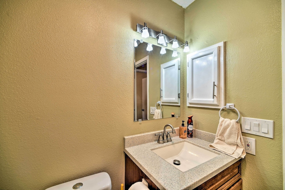 Spacious San Antonio Getaway w/ Fenced-in Yard! view 2