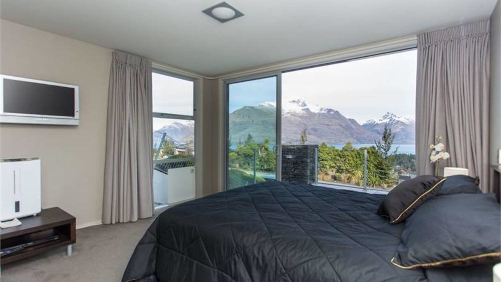 Lake Wakatipu Views view 2