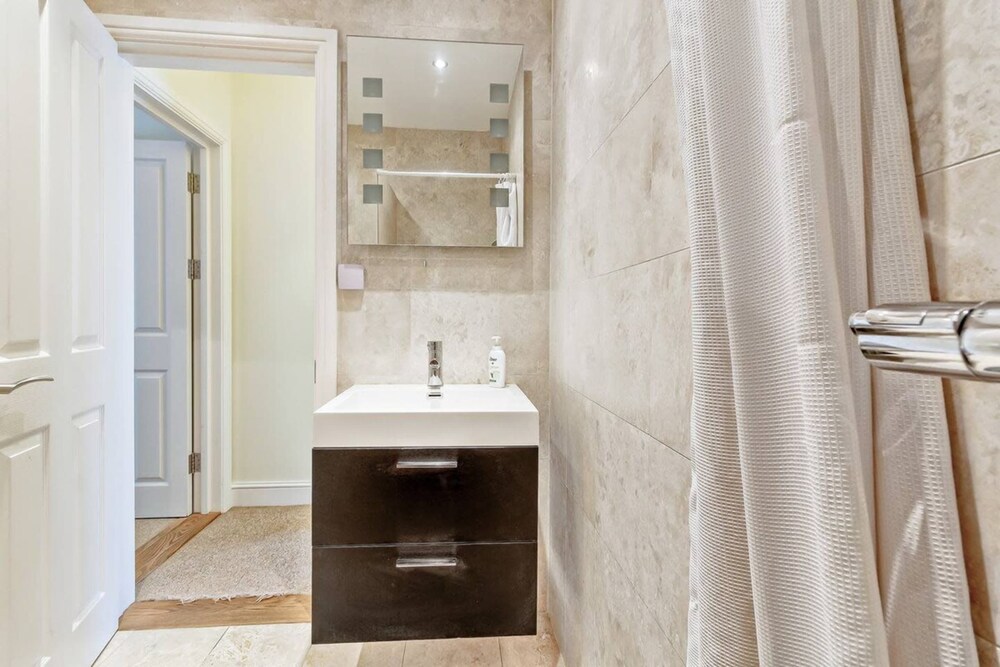 Stylish and Bright 3 Bedroom Duplex in North London