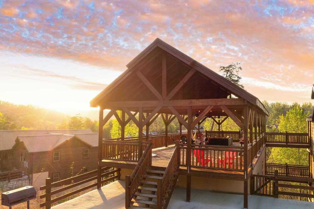 Dolly's Lodge by Avantstay Sleeps 28 - Luxe Smokies Cabin Game Room, Hot Tub, Views, Near Attractions