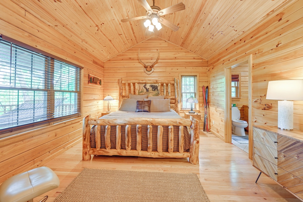 Game Room, Hot Tub & Decks: Scenic Franklin Cabin