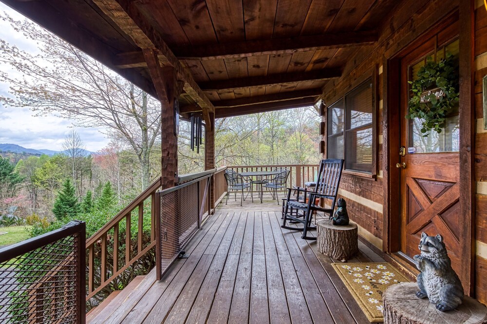 Fantastic Pet Friendly Cabin Hot Tub Fire Pit